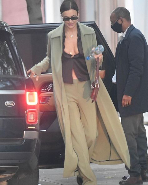 Paris Georgia on Instagram: “@irinashayk styled by @marc_eram wearing Basil Trousers & Duster Coat. Online now” Irina Shayk Street Style, Irina Shayk Style, Bella Hadid Style, Model Off Duty, Irina Shayk, Jeans Boyfriend, Looks Style, Bella Hadid, Fashion Killa