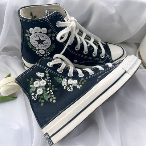 Embroidered converse/Converse Custom Flower Embroidery Boty Converse, Cute Converse Shoes, Bridal Converse, Embroidered Converse, Cute Converse, Converse Custom, Wedding Converse, Preppy Shoes, Pretty Shoes Sneakers