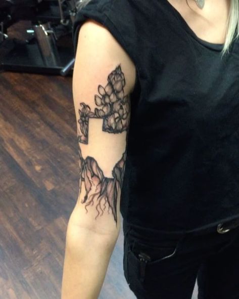 Bluebonnet around Texas outline. Cool idea but with different flowers and West Virginia Tattoo Ideas Female Side, Longhorn Tattoo, Texas Tattoo, Army Symbol, Texas Outline, Wilted Flowers, Texas Tattoos, Outline Tattoo, Western Tattoos