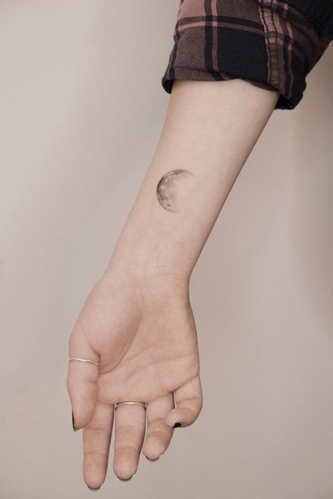 Luna Tattoo, Small Moon Tattoos, Full Moon Tattoo, Petit Tattoo, Crescent Moon Tattoo, Gemini Tattoo, Moon Tattoo Designs, Small Hand Tattoos, Discreet Tattoos