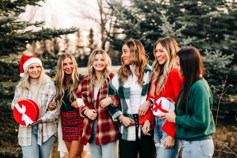 Xmas Friends Photoshoot, Christmas Photoshoot Ideas With Friends, Workplace Photoshoot, Christmas Friend Photoshoot, Christmas Photo Outfits Women, Christmas Pictures With Friends, Friend Group Christmas Pictures, Christmas Group Photoshoot, Group Christmas Photos