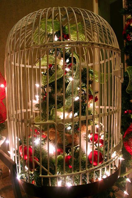 Birdcage Centerpieces, Birdcage Ideas, Decorating Chandeliers, Birdcage Decor, Bee Christmas, Winter Ornaments, Bird Cage Decor, Vintage Bird Cage, Gold Christmas Decorations