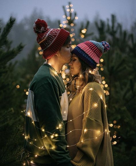 Couple Christmas Photoshoot Ideas, Christmas Family Photo Ideas, Christmas Photography Couples, Couples Holiday Photos, Christmas Lights Photoshoot, Couples Xmas, Shooting Photo Couple, Christmas Lifestyle, Christmas Engagement Photos