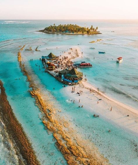 El tour más famoso de San Andrés es el de Johnny Cay VIP. Te lleva al cayo Johnny Cay, al Acuario Natural (lugar de la foto), a ver… Caribbean Vibes, Colombia Travel, Island Hopping, San Andreas, Travel Instagram, Travel Goals, Travel Inspo, Amazing Destinations, Places Around The World