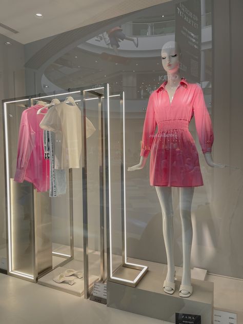 Fashion Window Display Boutiques, Boutique Window Displays, Fashion Window Display, Zara Store, Clothing Store Interior, Clothing Store Design, Store Design Boutique, Visual Merchandising Displays, Window Display Design