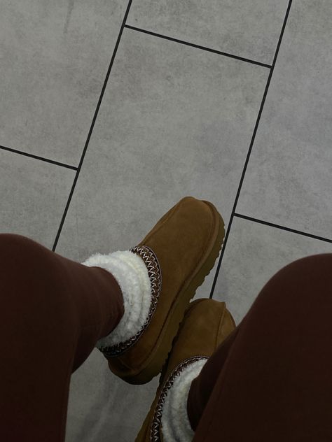 Brown Ugg Slippers Outfit, Fluffy Socks Outfit, Uggs With Socks, Slides With Socks Outfit, Fuzzy Socks Outfit, Ugh Slippers Outfits, Fuzzy Uggs, Slides With Socks, Black Nike Socks