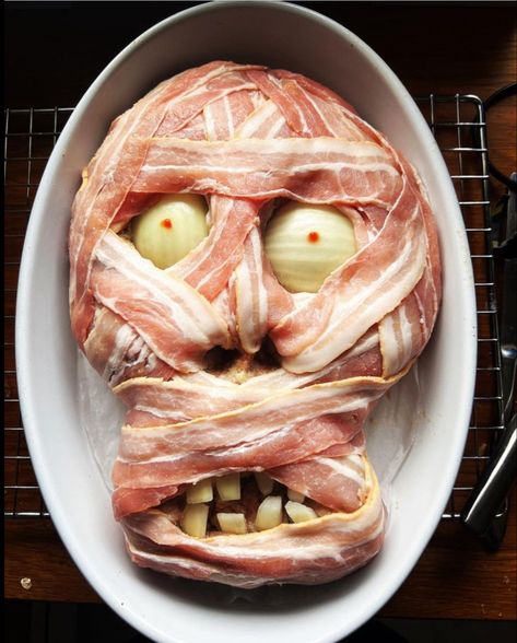 Halloween Meatloaf, Scary Halloween Food, Halloween Party Dinner, Halloween Dinner, Halloween Food For Party, Food Platters, Halloween Recipes, Food Humor, Scary Halloween