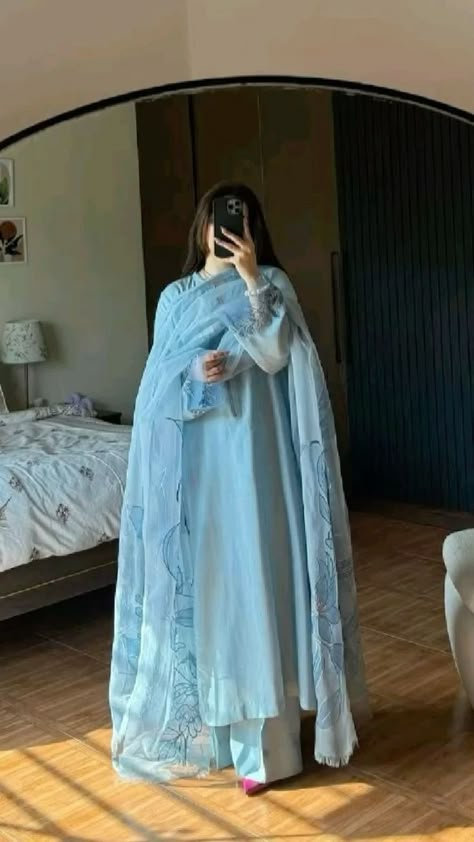 Semi Indian Outfits, Long Shirt Design For Women Pakistani, Long Shirts For Women Pakistani, Simple Dress Casual, Trendy Outfits Indian, Semi Formal Outfits, Desi Fits, Desi Outfits, Pakistani Fashion Party Wear