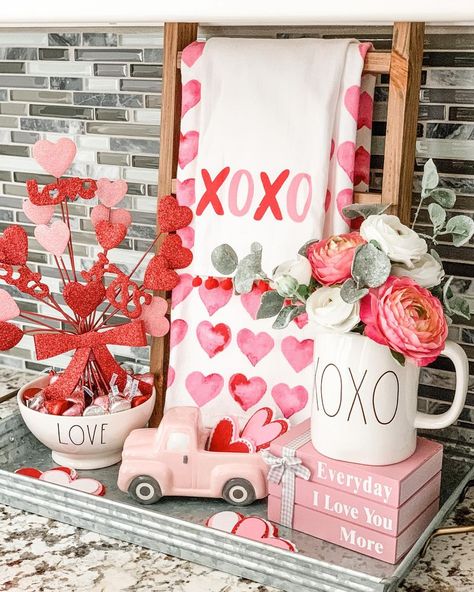 Table Decorations Vintage, Valentine's Home Decoration, February Decor, Vintage Valentines Decorations, Valentine Table, Valentines Party Decor, Valentine Centerpieces, Valentine Table Decorations, Valentine's Day Decorations