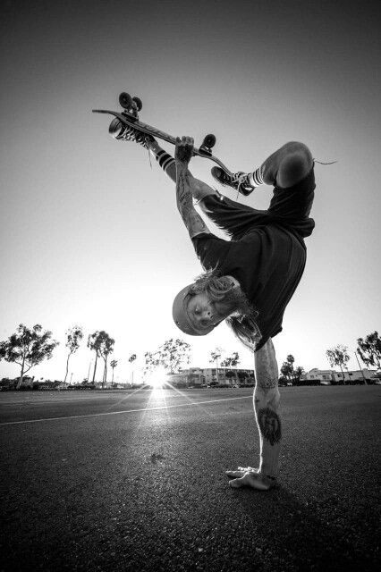 Mike Vallely street plant in Long Beach, California Photo by Mark Nisbeth Parkour Reference, Skateboarding Pictures, Tattoo Skate, Fingerboard Park, Mike Vallely, Sk8 Board, Skateboard Style, Skate Photography, Skate Photos