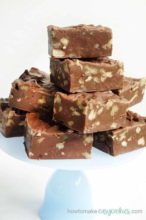 Fudge With Pecans, Chocolate Pecan Fudge, 3 Ingredient Fudge, Butter Pecan Fudge Recipe, Fudge Truffles, No Bake Fudge, Homemade Chocolate Fudge, Pecan Milk, Pecan Fudge