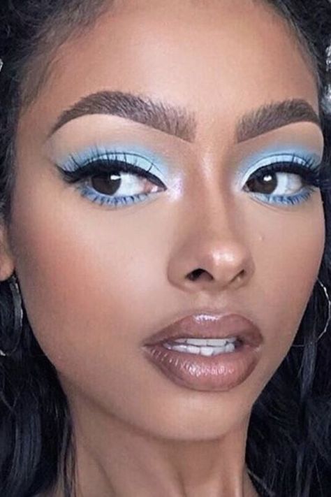 Blue Lip Liner Look, Y2k Makeup Eyeshadow, Powder Blue Eyeshadow, Light Blue Eyeshadow Makeup, Cute Y2k Makeup, Easy Blue Eyeshadow Looks, Light Blue Quince Makeup, Light Blue Eyeshadow Looks, Mars Photoshoot