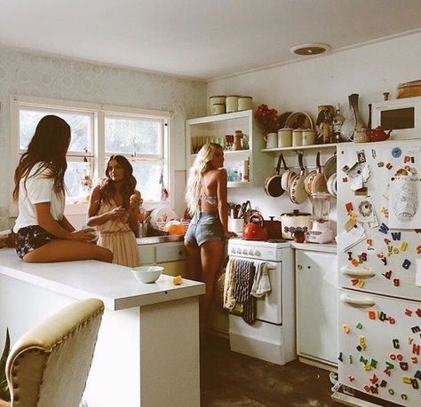 bucketlist: get an apartment with your best friends Beautiful Dorm Room, Photos Bff, Trendy Apartment, Apartment Goals, Friend Goals, Best Friend Goals, Teenage Dream, Dorm Room Decor, Friend Photos