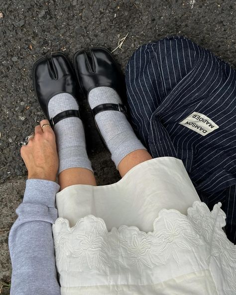 Split Toe Shoes Outfit, Tabi Aesthetic, Tabi Shoes Outfit, Split Toe Shoes, Shoes Outfit Ideas, Big Pants, Tabi Shoes, Lit Outfits, Scandinavian Fashion