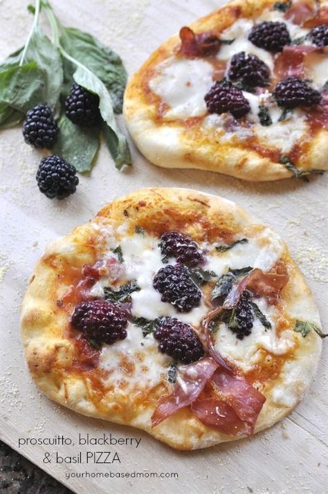 Proscuitto, Blackberry and Basil Pizza Pizza Gourmet, Basil Pizza, Prosciutto Pizza, Pizza Ideas, Blackberry Recipes, Diner Recept, Slow Cooker Desserts, Pizza Pasta, Deep Dish