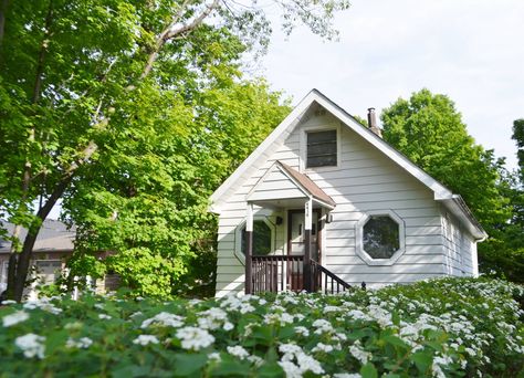 500 Sq. Ft. Cottage in Toronto 500 Sq Ft House, Cottage Tiny House, Tiny House Towns, Tiny House Talk, Stone Cottages, Small Cottages, Large Deck, Cottages And Bungalows, Small House Floor Plans