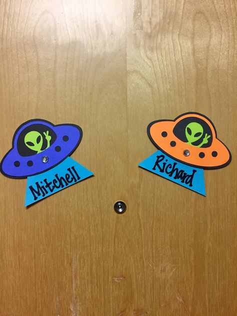 Easy alien UFO door tags #residentassistant #doortags #doordecs #cricut #sharpie #ra Alien Door Decoration, Door Tags College, Cricut Door Decs, Dorm Door Tags, Ra Name Tags, Ra Door Decs Inside Out, Door Decks Ra Ideas, Ra Door Tags Cricut, Door Dec Ideas Ra