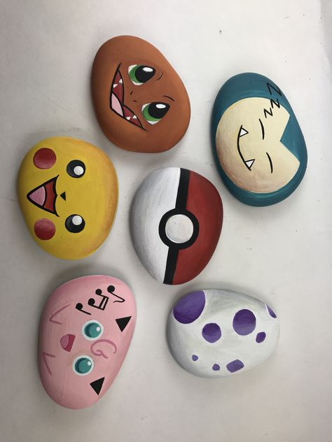 Pokémon rocks Pokemon Ideas Diy, Easy Stone Painting Ideas Cute, Kirby Rock Painting, Rock Painting Pokemon, Rock Painting Ideas Pokemon, Kid Rock Painting Ideas, Painting Pebbles Ideas, Pokemon Rocks Painting, Easy Pokemon Crafts