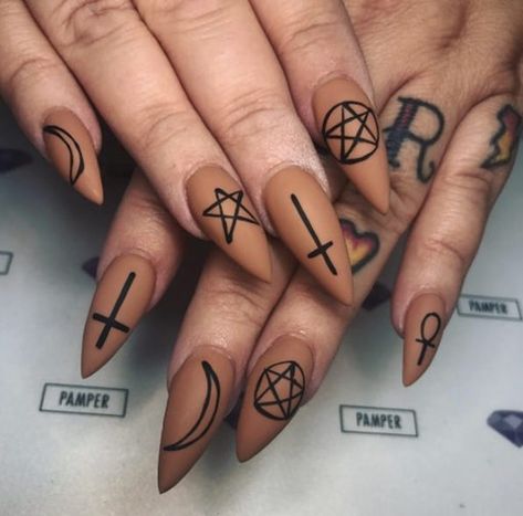 Halloween Nail Art Ideas & Tips For Pulling Off A Scary Good Manicure Rock Nail Art, Ongles Goth, Halloween Nail Art Ideas, Rock Nails, Nail Art Halloween, Witch Nails, Witchy Nails, Cute Halloween Nails, Gothic Nails