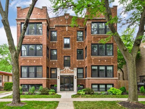 Chicago Condo Aesthetic, Small Town Apartment Building, Chicago Apartment Aesthetic, Aesthetic Apartment Complex Exterior, Chicago Luxury Apartments, Old Chicago Apartment, Apartments In Chicago, Chicago Condo Downtown, Small Apartment Complex