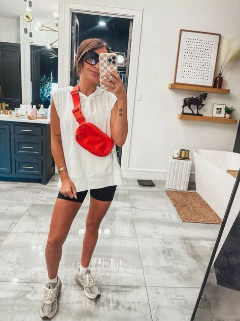 Lululemon Shorts Outfit Summer, Outfit Ideas Athletic, Lululemon Shorts Outfit, Sports Mom Outfit, Mom Outfit Ideas, Biker Shorts Outfit Summer, Baseball Mom Outfits, Looks For Summer, Ribbed Biker Shorts