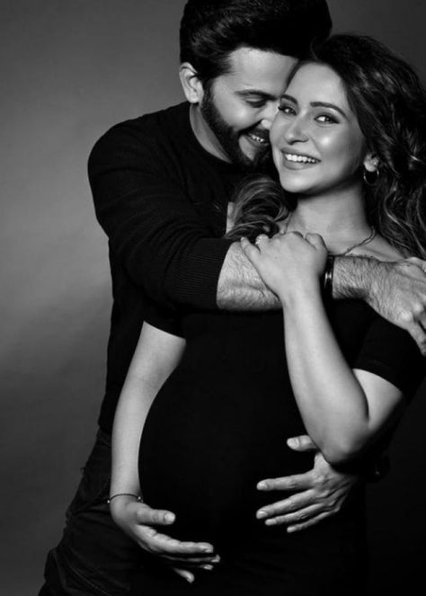 Vinny Arora and her darling hubby, Dheeraj Dhoopar are on cloud nine to embrace parenthood within 6 years of their marriage. Like every other mumma-papa, the lovebirds are leaving no stone unturned to take good care of their little munchkin. Being protective of their kid, Vinny and Dheeraj have not revealed his name or face to the media. However, this time, she shared a sneak peek of her toddler sleeping peacefully around his pet dog, Oreo, and it's too cute to be missed!    For those wh Portrait Maternity Photography, Maternity Pictures With Husband And Daughter, Couple Maternity Photography Ideas, Couple Maternity Pictures Studio, 90s Maternity Shoot, Cute Maternity Photoshoot Ideas, Christmas Maternity Shoot, Baby Shower Photography Poses, Fun Maternity Shoot