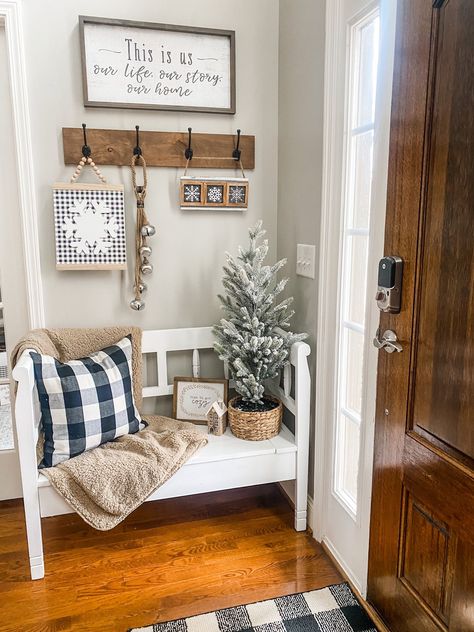 Winter Entryway Decor, Winter Entryway, Narrow Entryway Decor, Winter Decorating Ideas, Entry Way Decor, Entryway Decorating, Diy Farmhouse Ideas, Stylish Entryway, Entry Room