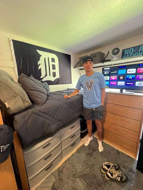 Boy Dorm Room Ideas Guys, Mens College Dorm, Men’s Dorm Ideas, Boy Dorm Room Ideas Colleges, Dorm Decor For Guys, Boys College Dorm, Boys Dorm Room Ideas, Male Dorm Room Ideas, Boy Dorm Room