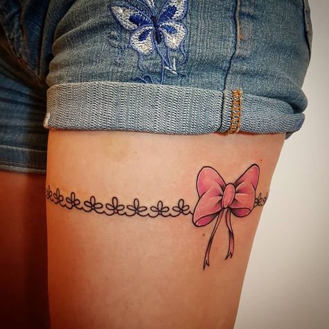 Tenía bastante tiempo sin hacer un liguerito como éste, súper sencillo, femenino y delicado. Creo que no pasan de moda, sólo hay que… Thigh Band Tattoos Women Unique, Garter Tattoos, Lace Thigh Tattoos, Thigh Band Tattoo, Lace Bow Tattoos, Thigh Garter Tattoo, Corset Tattoo, Tattoos Thigh, Bow Tattoos