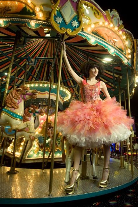 NewYorkCouture.net | fun creative photoshoot ideas on carousel merry-go-round Carousel Photoshoot, Circus Fashion, Pierrot Clown, Creative Photoshoot Ideas, Fun Fair, Vintage Carnival, Photoshoot Themes, Merry Go Round, Vintage Circus