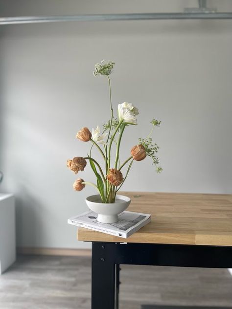 Floral Arrangements Minimalist, Scandinavian Floral Arrangements, Floral Frog Arrangement Wedding, Flower Frog Wedding Centerpiece, Minimal Floral Design, Flower Frog Centerpiece, Ceramic Centerpieces Wedding, Flower Frog Arrangement Wedding, Tulip Ikebana