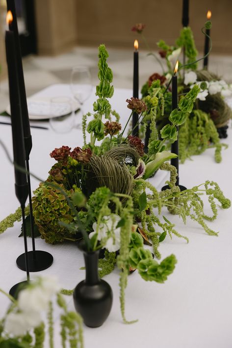 Forest Tablescape, Succulent Tablescape, Modern Table Scape, Black Tablecloth With Greenery, Greenery On Black Tablecloth, Moss On Wedding Table, Wedding Plants Decor, Moss And Floral Centerpiece, Moss Floral Installation