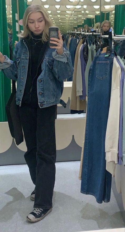 Jean Jacket Black Jeans Outfit, Jeans Jacket Outfit Winter, Oversized Denim Jacket Outfit Aesthetic, Jean Coat Outfit, Winter Jean Jacket Outfits, Ugh Fits, How To Style Jean Jacket, Denim Sherpa Jacket Outfit, Sherpa Jean Jacket Outfit