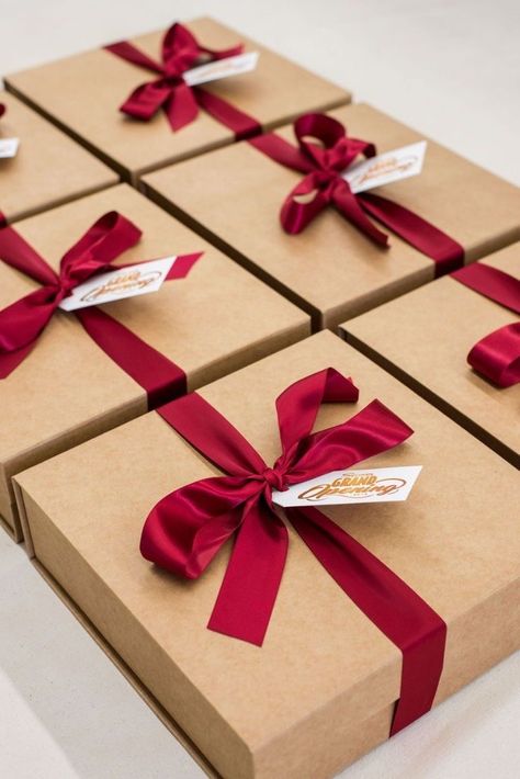 Christmas Corporate Gifts, Luxury Corporate Gifts, Gifts Luxury, Gift Box Design, Christmas Hamper, Company Gifts, Luxury Business, Gift For Father, Event Gifts