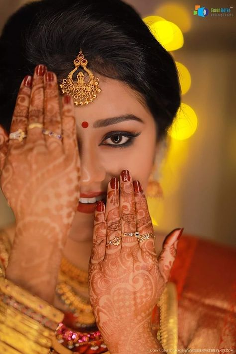 Single Poses For Women Wedding, Single Bride Poses Indian Wedding, Wedding Closeup Photography, Saree Ceremony Stills, Single Poses For Women, Puberty Poses, Closeup Poses, Wedding Dulhan Pose, Bridal Makeup Pictures