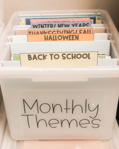 That Teacher Taylor on Instagram: “Theme tub 🎃🌞❄️ We don’t teach in themes at our school and we follow a strict curriculum so monthly theme boxes didn’t quite make sense for…” Teacher Book Organization Ideas, Photo Box Teacher Storage, Pencil Caddy Classroom, Photo Storage Boxes Classroom, Teacher’s Desk Organization, Teaching Classroom Decor, Elementary Classroom Themes, Teachers Room, Classroom Organization Elementary