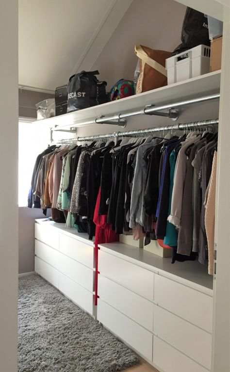 Steigerbuis kledingkast #closet #closet #organization Closet Room Organizer, Hanging Bedroom, Open Closet, Diy Wardrobe, Wardrobe Room, Closet Room, Closet Decor, Dekorasi Kamar Tidur, Tv Wall Unit