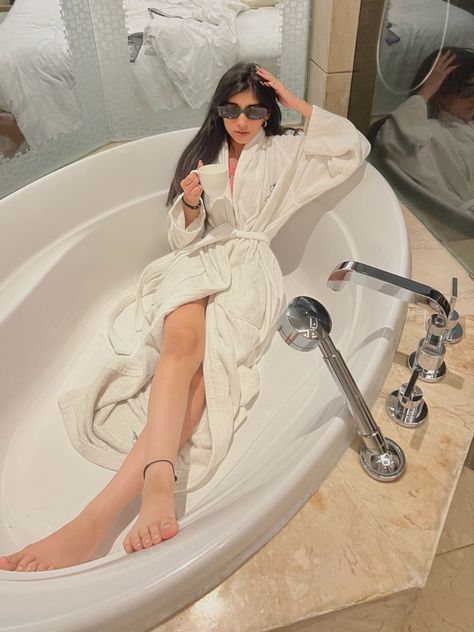 Photo Shoot In Bathtub, Hotel Tub Photoshoot, Jacuzzi Photoshoot Ideas Women, Staycation Photoshoot Ideas, Bathtub Selfie Ideas, Pose In Bathtub, Bathtub Aesthetic Photoshoot, Bathtub Photo Ideas, Bathroom Shoot Ideas