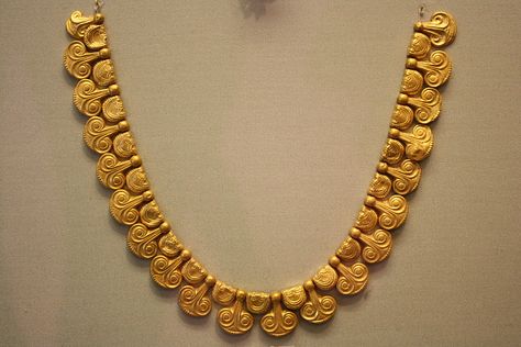 Mycenaean Gold Necklace, Dendra (Illustration) - Ancient History Encyclopedia Ancient Necklace, Ancient Jewels, Ancient Jewellery, Historical Jewellery, Medieval Jewelry, Greek Jewelry, Art Antique, Ancient Jewelry, Large Jewelry