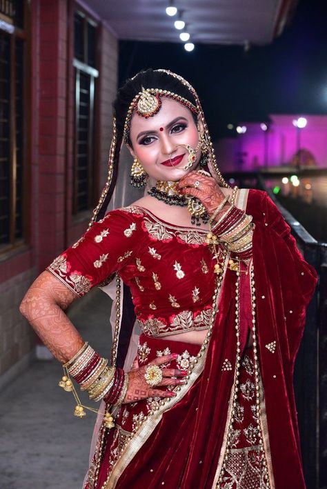 Gorgeous Colojap Photo, Clojap Photo, Bride Poses Indian Wedding, Bride Poses Indian, Single Poses For Women, Wedding Mirror Selfie, Couple Wedding Dress Indian Hindu, Wedding Dulhan Pose, Haldi Ceremony Outfit