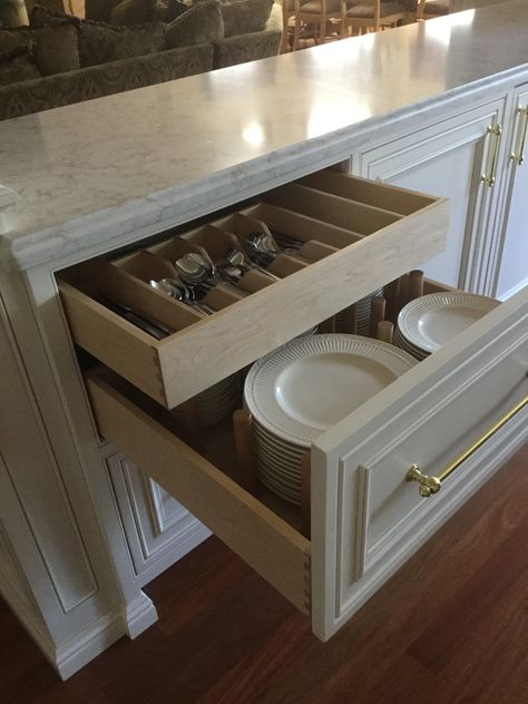 Dish drawers with interior cutlery drawer Drawer For Plates And Bowls, Plates In Drawers Kitchen Cabinets, Cape Kitchen, Dish Drawers, Man Kitchen, Kitchen Cabinet Organization Ideas, Silverware Drawer, Cutlery Drawer, Classic White Kitchen