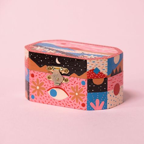 Painted Box Aesthetic, Paint Box Ideas, Jewellery Box Aesthetic, Painted Box Ideas, Painted Jewellery Box Ideas, Painted Box, 100 Day Project Ideas, Hand Painted Trinket Boxes, معرض فني