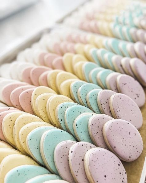 Wedding Cake & Cookie Designer on Instagram: "Buried in C O O K I E S today - in the best possible way 💛 Easter pick-ups start tomorrow so it’s been a busy day of packaging ☺️ {that will continue into the evening}. I look forward to all of these cookies being shared over the holiday weekend 💛 #eastercookies #eastereggcookies #speckledeggcookies #decoratedcookies #sugarcookies #decoratedsugarcookies #cookieart #cookieartist #cookier #royalicingcookies #ksweetdesigns #ksdcookies #kyrstensswee Easter Egg Cookies Decorated, Designed Cookies, Easter Sugar Cookies Decorated, Easter Egg Sugar Cookies, Easter Biscuits, Elegant Cookies, Easter Egg Cookies, Easter Bunny Cookies, Easter Sugar Cookies