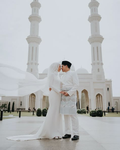 Pose Gambar Kahwin, Malay Wedding Photography Outdoor, Malay Pre Wedding Photoshoot, Masjid Wedding, Nikah Masjid, Wedding Malaysia Muslim, Malay Wedding Photoshoot, Kahwin Melayu, Malay Wedding Photography