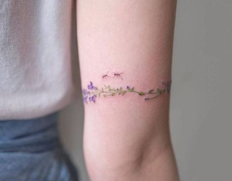 Delightful Wrist Band Tattoo Designs for Girls Flower Arm Cuff, Wrist Band Tattoo, Delicate Flower Tattoo, Cuff Tattoo, Tattoo Wrist, Flower Tattoo Arm, Geniale Tattoos, Tattoo Bracelet, Tattoo Arm