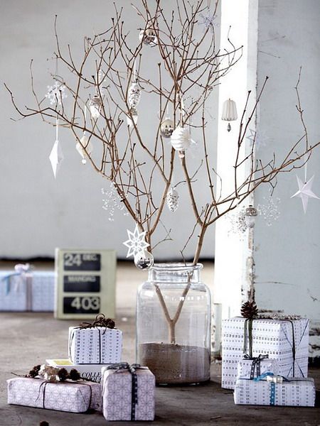 Scandinavian style christmas Homedit van: http://www.homedit.com/inspiring-scandinavian-seasonal-decor-ideas/ Visuell Identitet, Scandinavian Christmas Decorations, Boho Styl, Eco Friendly Christmas, Alternative Christmas, Alternative Christmas Tree, Christmas Tree Decorations Diy, Traditional Christmas Tree, Nordic Christmas