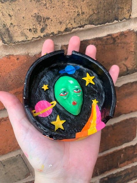 Clay Aesthetic Ideas, Diy Ashtray Clay, Diy Ashtray, Ashtray Clay, Clay Aesthetic, Clay Incense Holder, Clay Incense, Trippy Alien, Sculpture Art Clay