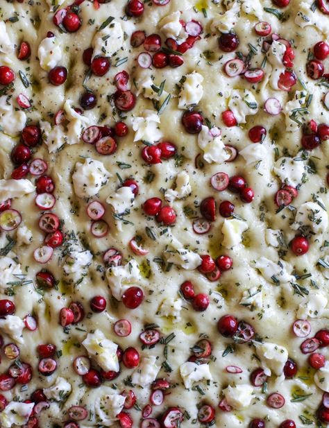 cranberry brie focaccia bread I howsweeteats.com #cranberry #focaccia #bread #christmas Dessert Foccacia Bread, Cranberry Focaccia, Foccacia Recipe, Bread Christmas, Foccacia Bread, Cranberry Brie, Focaccia Bread Recipe, Bake Bread, Focaccia Recipe