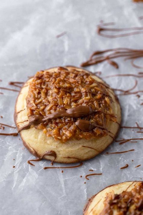 These CRUMBL caramel coconut fudge cookies are pretty much the best cookie that CRUMBL came up with within a while. It is made with a thick sugar cookie dipped in milk chocolate then topped with caramel coconut and an extra drizzle of chocolate. Crumble Copycat, Crumbl Recipes, Crumbl Cookie Recipes, Coconut Caramel Cookies, Fudge Cookie Recipe, Crumbl Copycat, Coconut Fudge, Crumble Cookie Recipe, Bakery Aesthetic