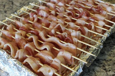 Candied Bacon Skewers, Bacon Skewers, Brown Sugar Bacon, Cooking Bacon, Candied Bacon, Last Post, Skewers, Caramel Apples, Brunch Recipes